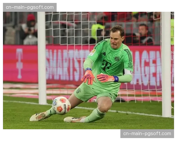 特写:35岁的诺伊尔再献神扑,赛后独自加练扑救反应