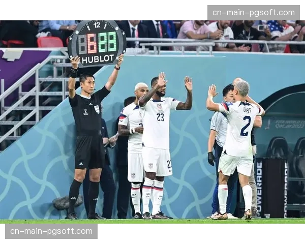 镜头捕捉:场边第四官员举牌示意超长补时7分钟 镜头捕捉:场边第四官员举牌示意超长补时7分钟