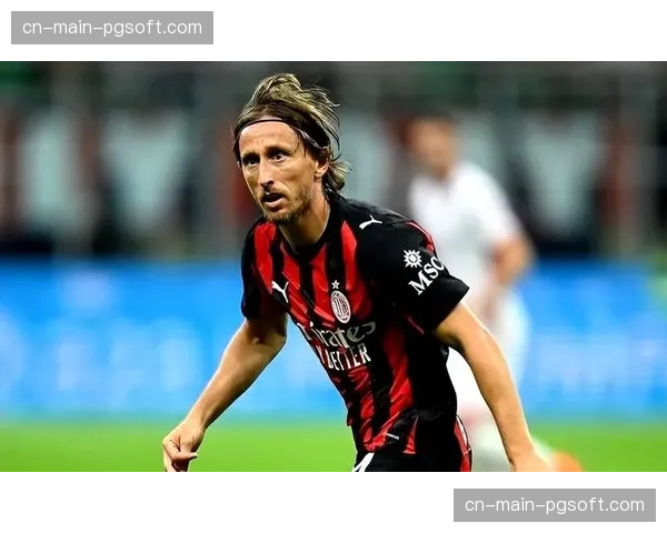 终场哨响,皇马老将莫德里奇与克罗斯在中圈紧紧相拥 终场哨响,皇马老将莫德里奇与克罗斯在中圈紧紧相拥